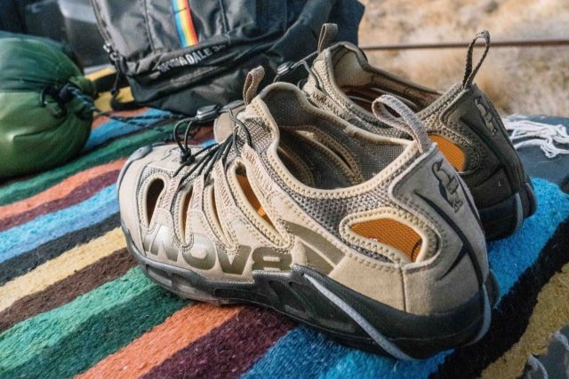 CHUMS×INOV8」初のコラボで誕生した、左右非対称カラーのアウトドア 