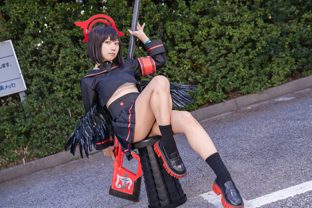 コスプレ】セクシーなミニ丈制服X巨大スナイパーライフルがど迫力