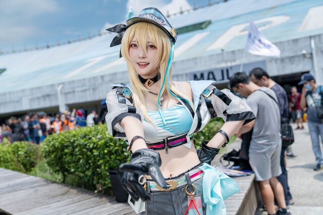 コスプレ】レーシングガールの“美くびれ”が生み出すS字カーブ！『原神