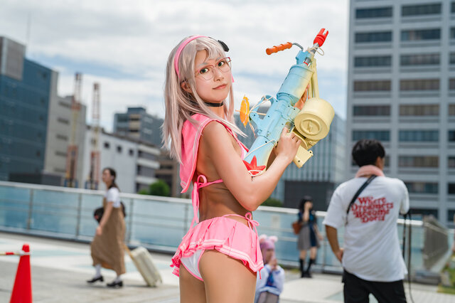 コスプレ】『NIKKE』水着ネオンの健康的な小麦色の肌が眩しい！人気 
