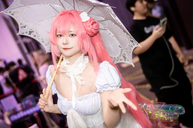 コスプレ】純白の夏衣装が麗しい！『NIKKE』ドロシーの美脚を存分に