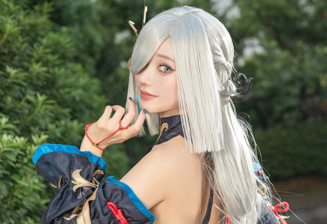 コスプレ】『原神』申鶴の見返り姿が完璧…！神スタイルが作り出す曲線