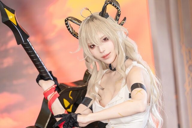 コスプレ】巨大すぎる剣を携えたクールな微笑みがかっこいい