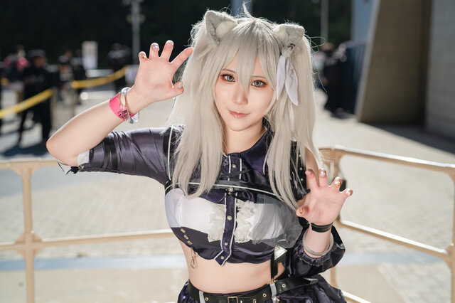 コスプレ】ワイルドにしてクール＆ビューティ！2着の衣装を