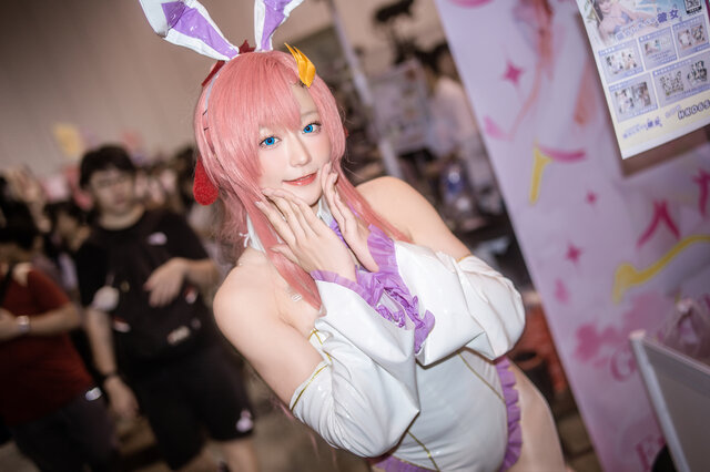 コスプレ】スラリと伸びたストッキングの美脚で魅せる！「ガンダムSEED