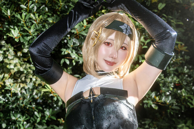 勝利の女神NIKKE レッドシューズ　コスプレ コスプレ】脇チラポーズにドキッ！『NIKKE』レッドシューズが美しいS字