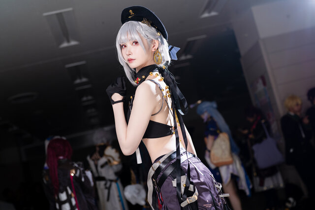 コスプレ】背中が美しい『鳴潮』、華やかな衣装が映える『原神