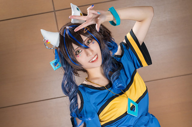 コスプレ】『ウマ娘』ダイタクヘリオスの躍動感あふれるポージングが