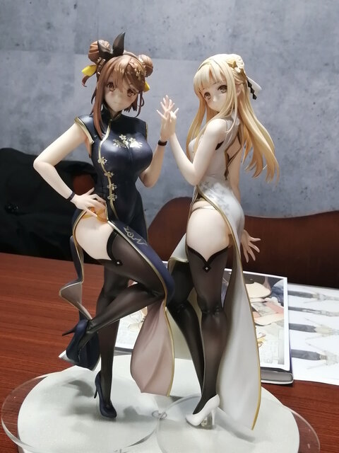 くっきり過ぎるボディライン！「ライザ＆クラウディア」チャイナドレス