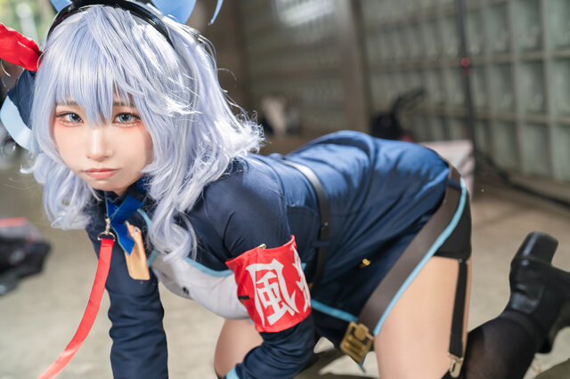 コスプレ】メモリアルロビーの名シーンをバッチリ再現！タイトな衣装を