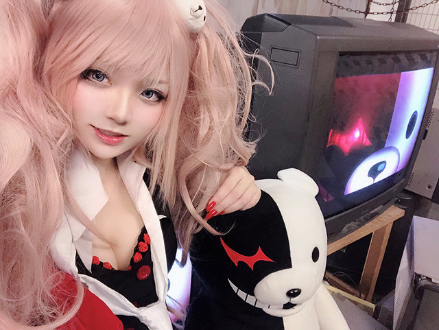 香港コスプレイヤー　絲　アクリルスタンド 香港レイヤー・絲の『アイマス』『ダンガンロンパ』『ニーア』コスプレ