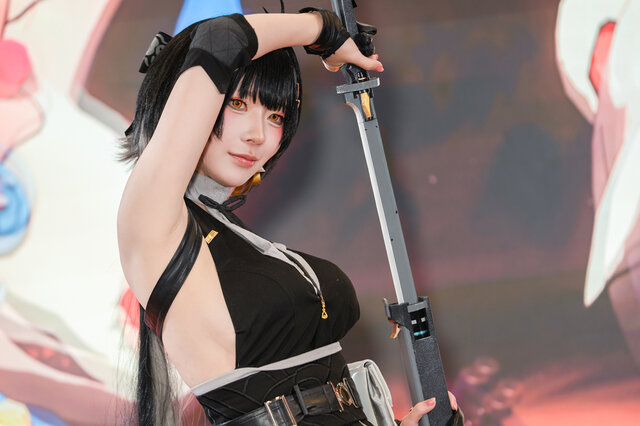 コスプレ】『鳴潮』漂泊者の脇チラにドキドキ！公式レイヤーが360度隙