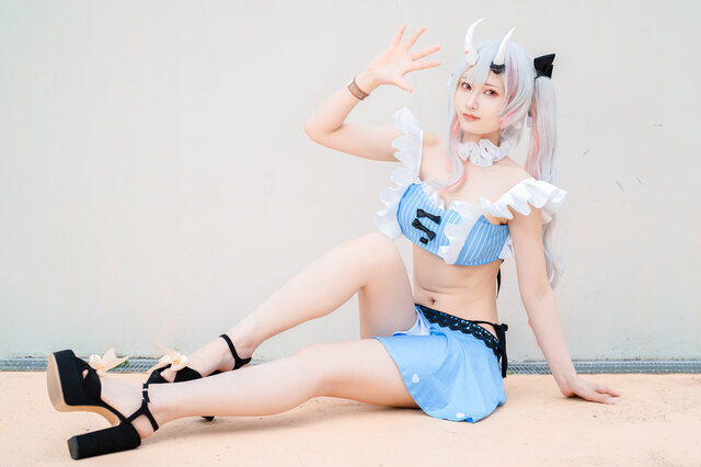 コスプレ】「ホロライブ」百鬼あやめ、夏空の下ブルーの水着が爽やか