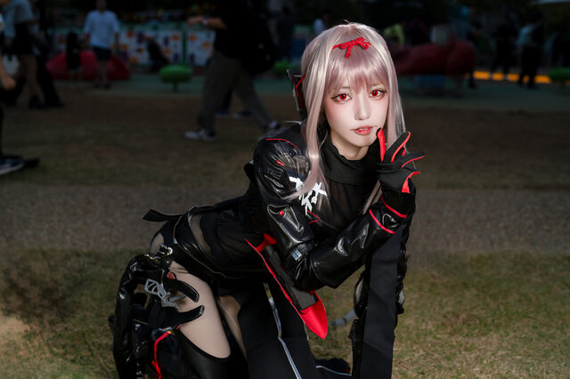 コスプレ】しなやかな曲線が美しい『NIKKE』黒紅蓮に人気絵師VTuber