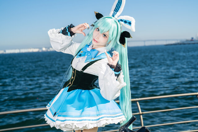 コスプレ】アリス風のウサ耳ミクさんが飛び跳ねる！美脚を包むガーター