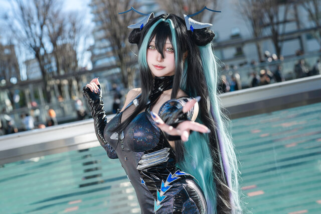 コスプレ】光沢感のあるボディスーツでスタイルの良さが際立つ！背中で