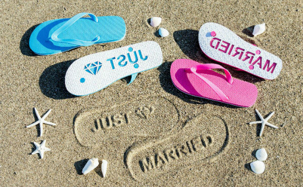 海に行きたくなっちゃう 砂浜にメッセージをスタンプできるビーチサンダルが楽しい 17年5月10日 エキサイトニュース