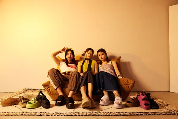 UGG」新作サンダルが続々登場！むにゅっとした厚底に、おしゃれな 