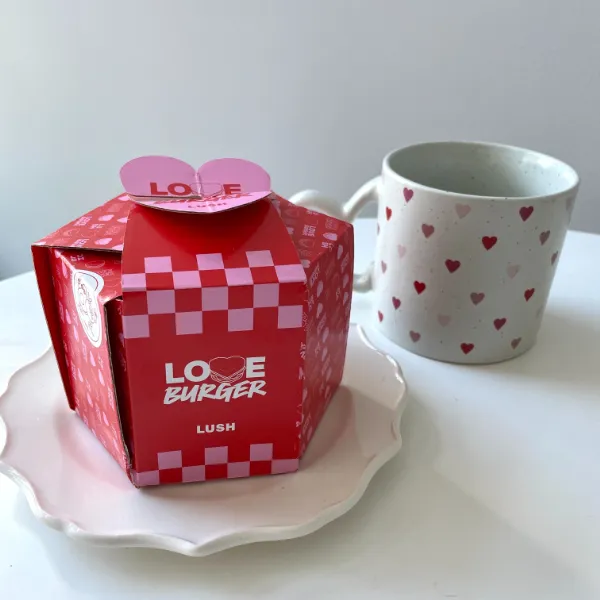 LUSH」バレンタインがかわいすぎ！LOVEなハンバーガーや恋愛のお守り