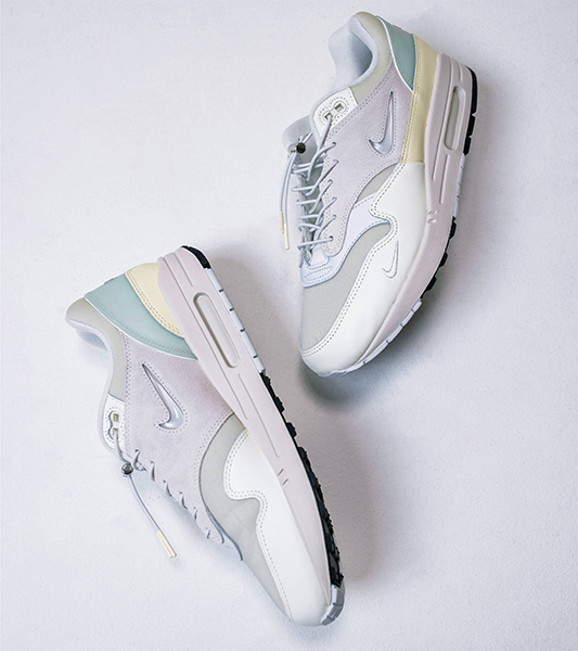 ハングル文字で書かれた ナイキ がかわいいでしょ 唯一無二の Nike Air Max 1 がatmos Pinkに登場 ローリエプレス