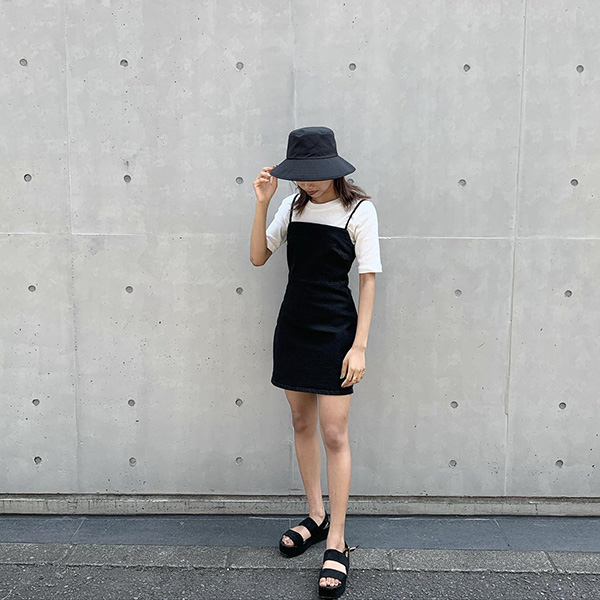 暑い日の必須テム キャップ と バケハ を使ったモノトーンコーデを 韓国っぽくスタイリングしてみたよ ローリエプレス