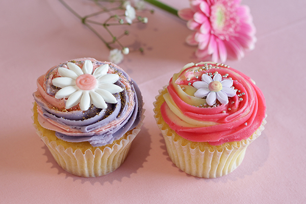 お友達へのバレンタインのお返しに ローラズ カップケーキ 東京 にお花がかわいい限定カップケーキが登場 ローリエプレス