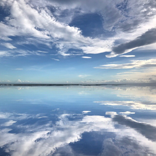 絶景スポット ウユニ塩湖 で撮影したみたい 空が反映する写真にできる加工アプリ ローリエプレス