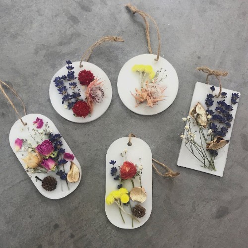 100均グッズとドライフラワーでできる 香りも楽しめるインテリア アロマワックスバー の作り方をご紹介 ローリエプレス