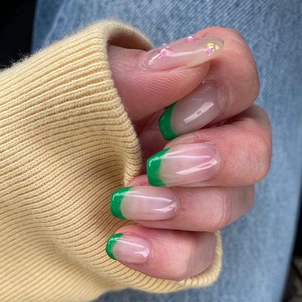 セルフネイルでも挑戦しやすい ポップな色合いが夏にぴったりな カラーフレンチネイル のデザイン4選 ローリエプレス