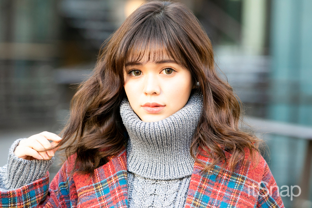 この冬一番目立つ 赤チェックのロングコートで説明不要の存在感 ローリエプレス