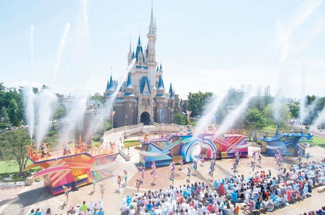 限定グッズもハズせない 今年も開催 東京ディズニーランド R の 夏祭り でびしょ濡れに 17年7月10日 エキサイトニュース