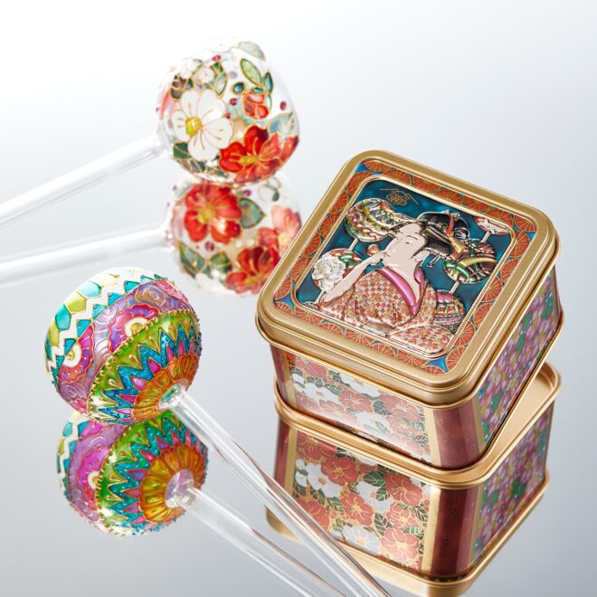 これは美しい！喜多川歌麿の名作「ポッピンを吹く女」をガラス絵で