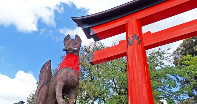 ＊秘境にある稲荷神社に祀られていた狐神様＊ 伏見稲荷大社の狐がくわえているものは何？意味を詳しく紹介