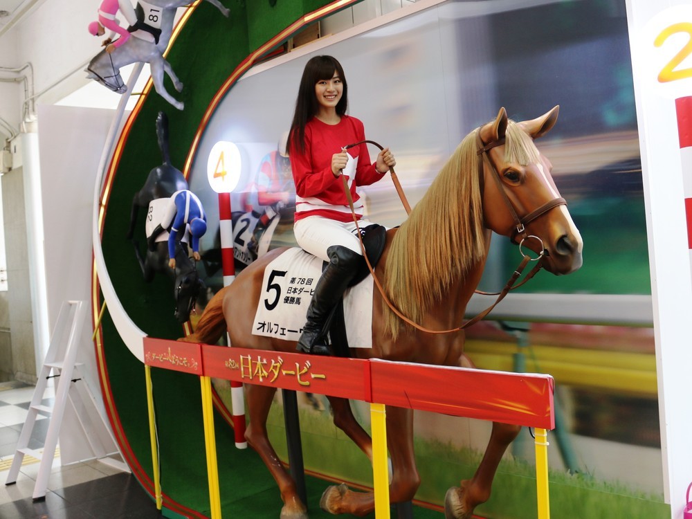 日本ダービーの名馬に乗ろう！ 渋谷駅でウオッカ＆オルフェーヴルの