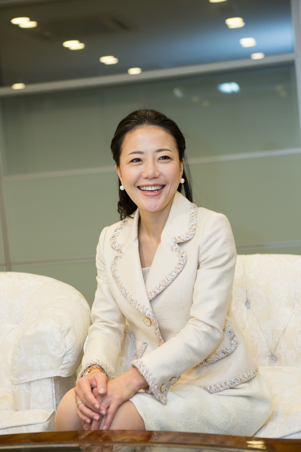 都築 明寿香 夫