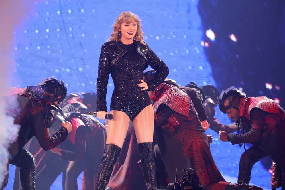 テイラー スウィフトと チェキ で自撮りツーショット 世界の歌姫はどこまでも優しかった 18年11月21日 エキサイトニュース