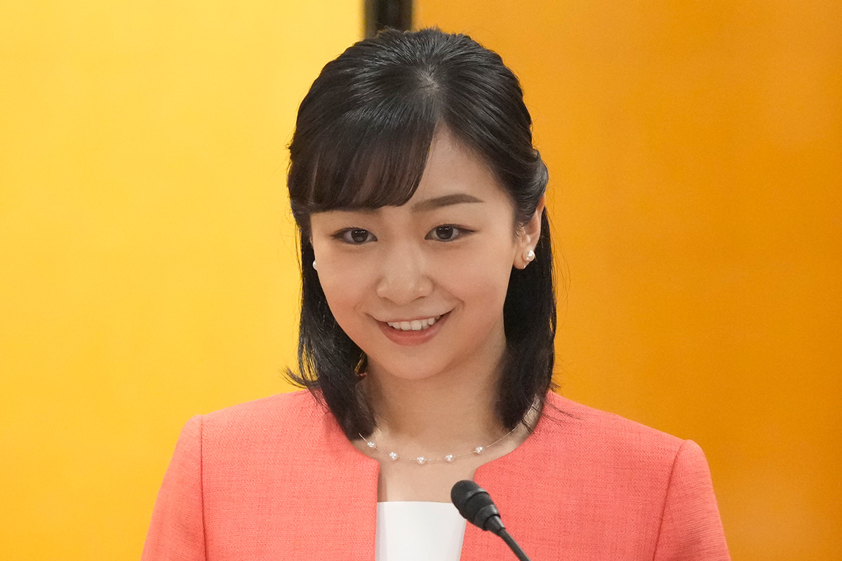 裸で踊られる佳子様 