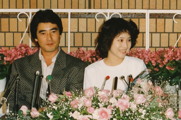 松田聖子 ケーキ入刀 ハネムーンで神田正輝に抱きつき 目撃した芸歴41年のラブラブ現場 21年12月17日 エキサイトニュース