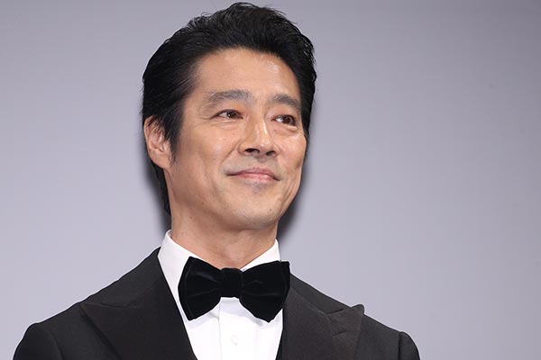 堤真一 佐江内氏 打ち上げで 鬼嫁 小泉今日子に熱烈ハグ 17年3月22日 エキサイトニュース