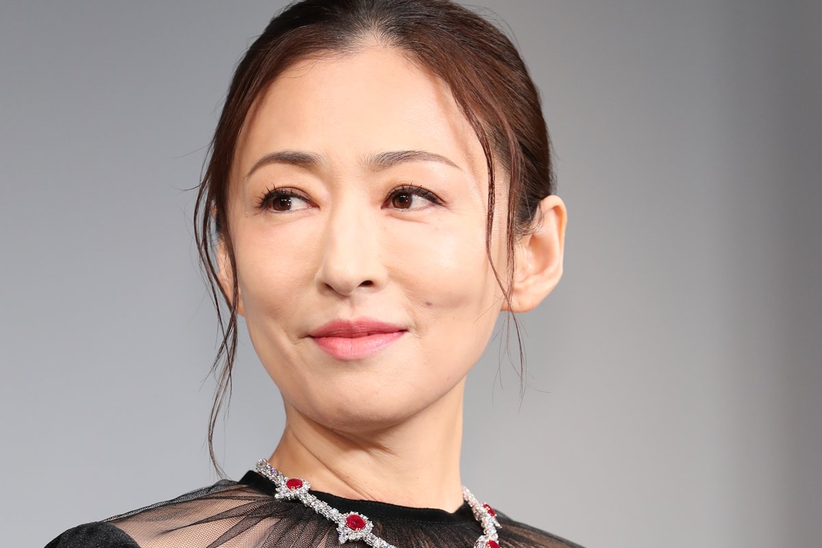 松雪泰子 24歳息子が毎日車で舞台の送迎に…21年のシンママ奮闘への 