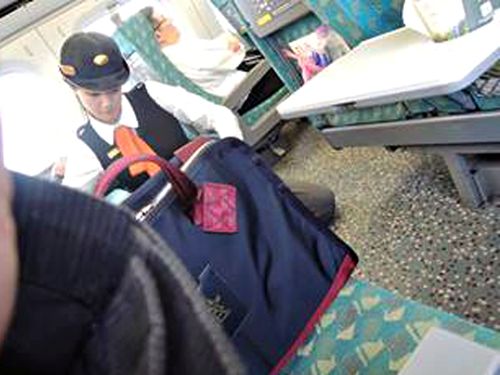 台湾新幹線の女性車掌 床のコーヒー拭き取り いいね 13年7月19日 エキサイトニュース