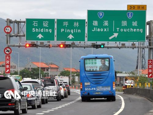高速道路本線上に信号機  ドライバーから不満の声／台湾