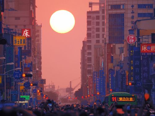 ビル群の間に夕日 通りを黄金色に 高雄版 マンハッタンヘンジ 台湾 18年11月12日 エキサイトニュース