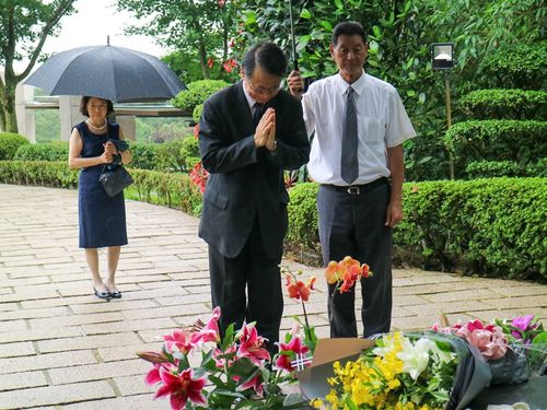 日本の駐台代表 テレサ テンさんの墓地を参拝 願いかなった と喜び 年6月9日 エキサイトニュース
