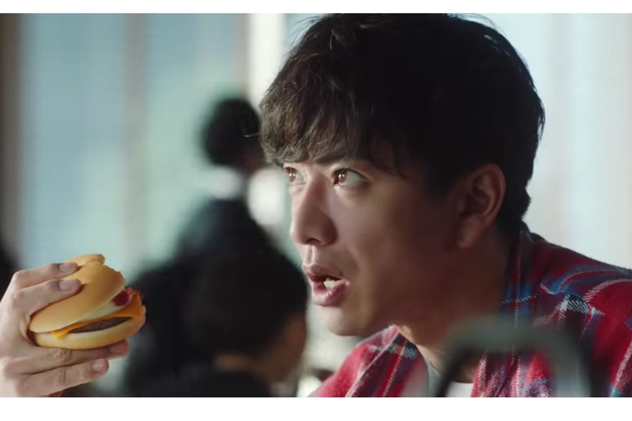 木村拓哉 マックcmでの 独特すぎるバーガー持ち の謎を広報に直撃 年3月28日 エキサイトニュース