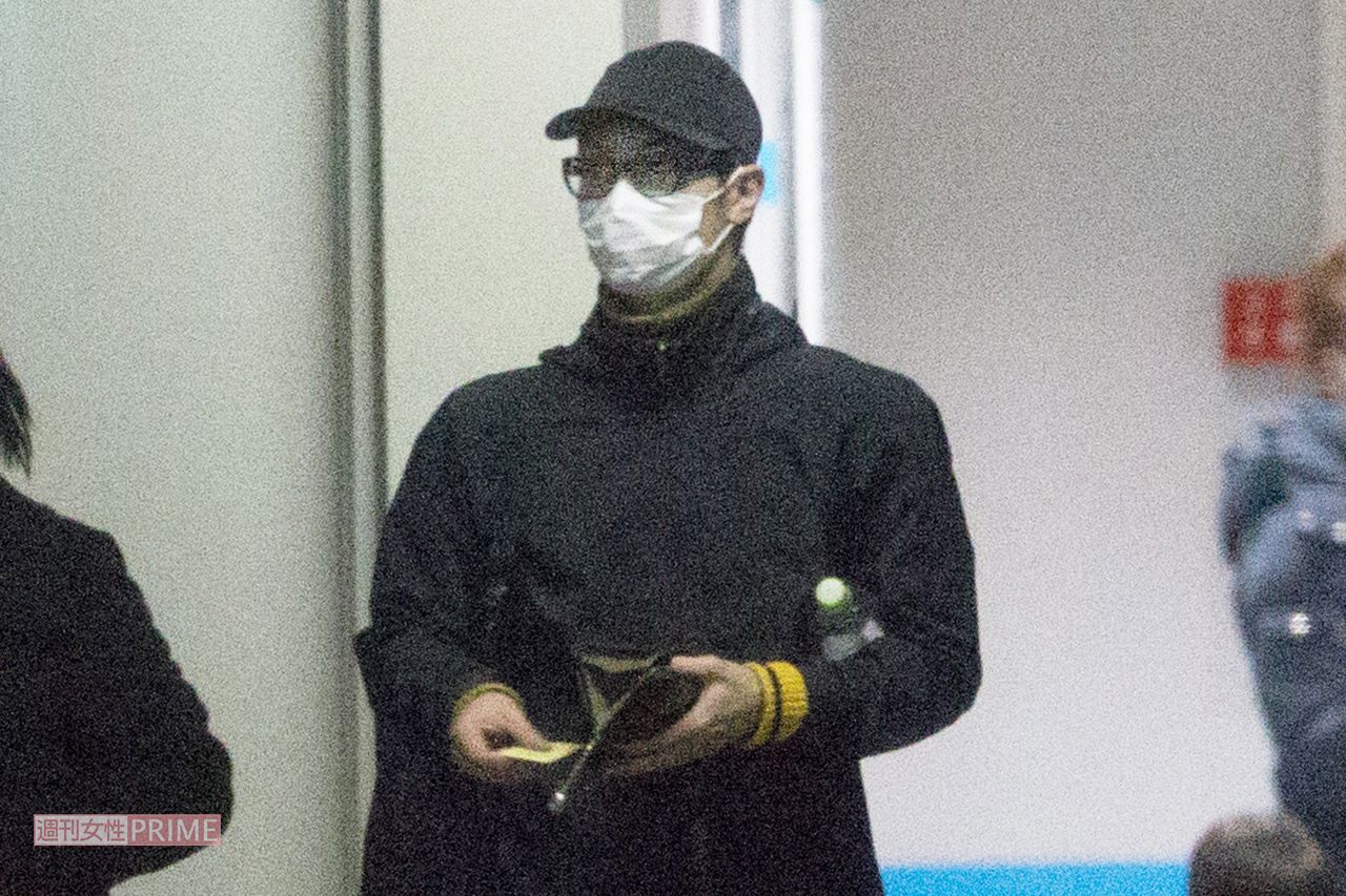 三浦春馬さん死去でマンションを訪れる大勢のファンと 部屋の現在 年7月21日 エキサイトニュース