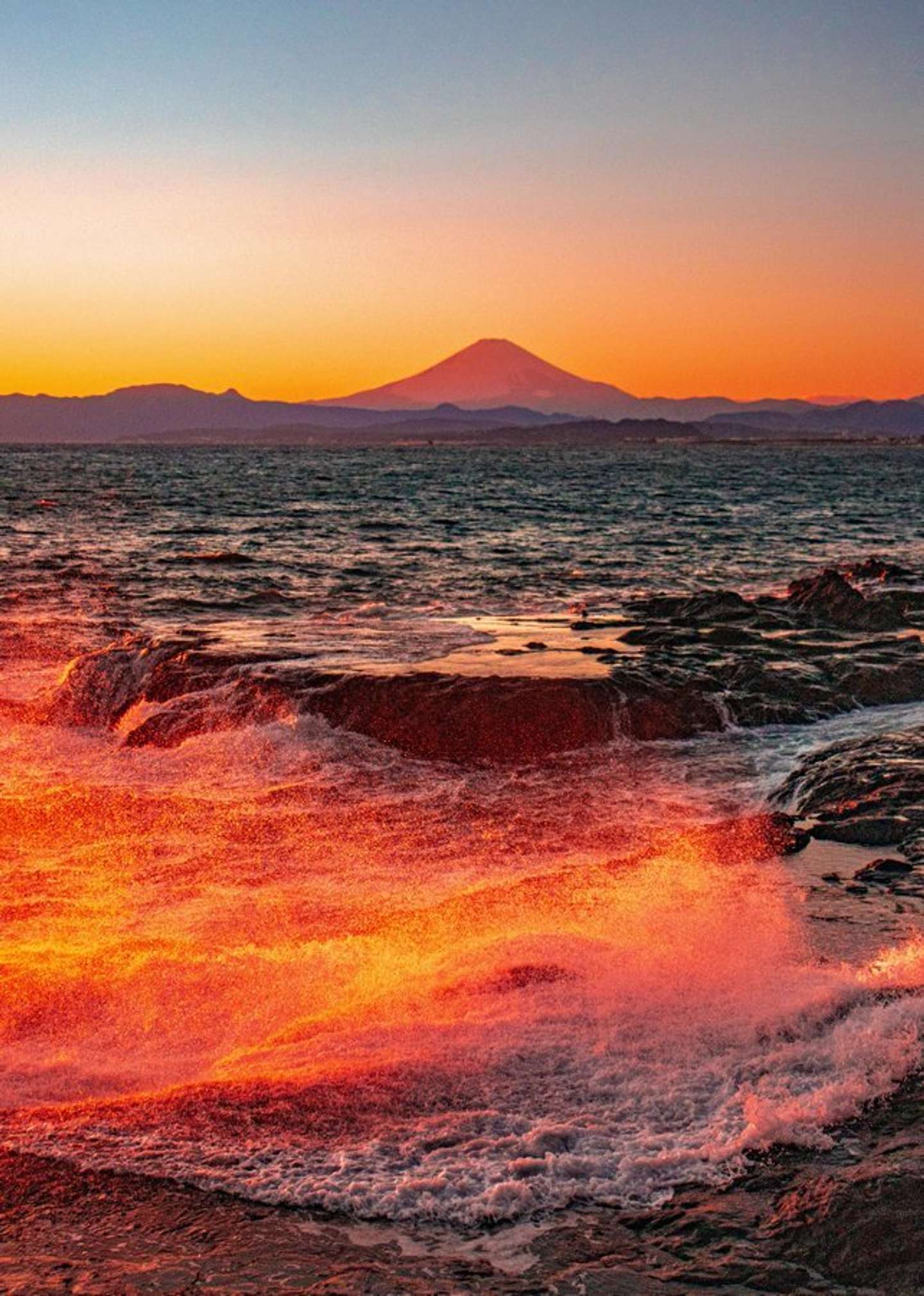 オレンジ色の波と空 そして富士山 夕暮れに染まる風景が切なく力強い 22年1月29日 エキサイトニュース