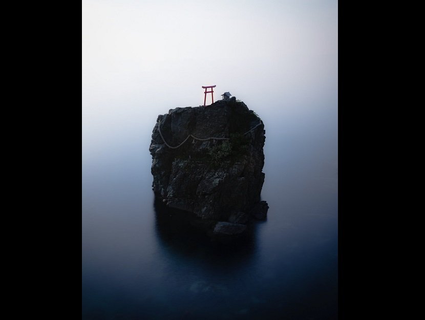 この世の光景とは思えない 海上の霧に包まれた鳥居があまりに神秘的すぎる 19年9月24日 エキサイトニュース