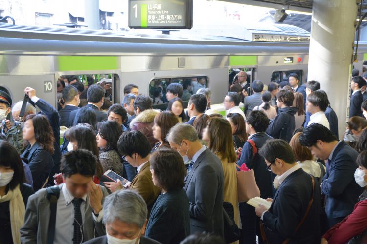 俺の肩はスマホスタンドじゃない ギュウギュウ満員電車の 迷惑スマホ に怒りの声続々 19年12月17日 エキサイトニュース