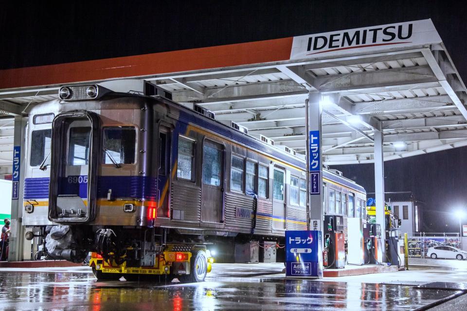 なぜ電車が停まってるの ガソリンスタンドの不思議な光景に驚き どういう状況 鉄道会社に聞いた 2020年7月16日 エキサイトニュース